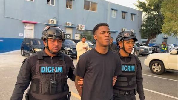 📌 Momentos en el cual entregamos al joven ANYELO OMAR CUELLO alias ANYELO el ( FANTASMA ) el cual es vinculado a la red de GUINDO , el video muestra el traslado al departamento de DICRIM. Esperen la ...