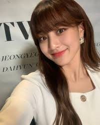 Während sich die beziehung von momo nun vorerst als gerücht herausgestellt hat, ist ihre bandkollegin jihyo hingegen in einer partnerschaft . Twice S Jihyo Sprinting To See Sana Out Of Quarantine Is A Whole Mood This Holiday Season Kissasian