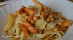 2 cucchiai di olio biologico extra vergine di oliva sale marino integrale qb (più quello necessario per salare la pasta) Ciceri E Tria Pasta E Ceci Ricetta Tipica Del Salento Youtube