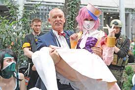 Założyciel unii polityki realnej i tygodnika najwyższy czas! Here We See Far Right Polish Politician Janusz Korwin Mikke Picking Up A Anime Femboy At A Cosplay Convention Europe
