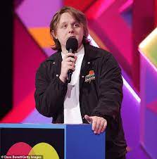 • blague de l'année, qu'est ce qui est jaune et qui attends? Brit Awards 2021 Lewis Capaldi Laisse Les Fans Dans L Hysterie Alors Que Le Discours Charge De Jurons Est Censure Fr24 News France