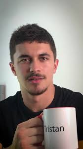 Bien faire la rotation externe (rotation interne même principe mais dans  l'autre sens) Le bras bien collé le long du corps, forcez avec l’élastique  vers l’extérieur Au bout du mouvement, gardez la ...