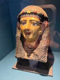 Maschera funeraria in legno, nuovo regno. XVIII Dinastia Museo del Louvre,  E 11647 Fonte dal web.