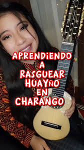 Chica Tocando Charango