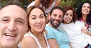 أعلن محمد منير عن خبر زواجه على فتاة من أصل نوبي، تعيش في باريس تدعى داليا يوسف بتاريخ 18 أبريل 2014، إلا أنه إنفصل عن زوجته بشكل مفاجيء وصادم لجمهوره بعد أقل من شهرين من الزواج. ØµÙˆØ±Ø© Ø´Ø±ÙŠÙ Ù…Ø¯ÙƒÙˆØ± Ù…Ø¹ Ø£ØµØ¯Ù‚Ø§Ø¦Ù‡ Ø¨Ø§Ù„Ù†ÙŠÙˆÙ„ÙˆÙƒ Ø§Ù„Ø¬Ø¯ÙŠØ¯ Ø§Ø³ØªØ¹Ø¯Ø§Ø¯Ø§ Ù„Ø­Ø±Ø¨Ù‡ Ø¹Ù„Ù‰ Ø§Ù„Ù…Ø±Ø¶ Ø§Ù„ÙŠÙˆÙ… Ø§Ù„Ø³Ø§Ø¨Ø¹