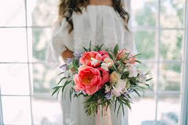 We did not find results for: Braut Halt In Den Handen Einen Rustikalen Hochzeitsblumenstrauss Mit Weissen Rosen Und Hochroten Pfingstrosen Auf Fensterhintergrund Close Up Innen Lizenzfreie Fotos Bilder Und Stock Fotografie Image 84395479