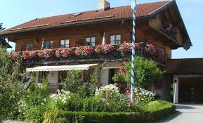 Das haus liegt auf 1.124m oberhalb des spitzingsees und ist sommer wie winter ein eldorado für alle, die sich gerne draußen bewegen und hierfür einen schön gelegenen und zudem mit auto oder öffentlichen verkehrsmittel leicht erreichbaren stützpunkt suchen. Ferienwohnungen Haus Wendelstein Fischbachau