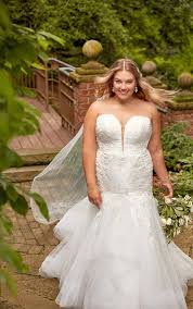 Form Fitting Plus Size Fit And Flare Wedding Dress Essense Of Australia In 2020 Essense Of Australia Wedding Dresses Wedding Dresses Wedding Dress Pictures