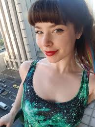 Jessica Bloom's Instagram, Twitter & Facebook