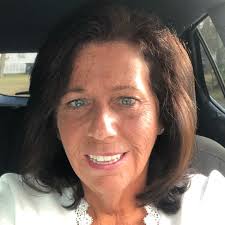 Lenore Garrett's Instagram, Twitter & Facebook