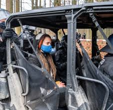 In einem teil des gebäudes schienen feuerwerkskörper gelagert worden zu sein, die explodierten und durch die gegend flogen, wie ein feuerwehrsprecher schilderte. Mann Stirbt Bei Unfall Mit Selbst Gebauter Pyrotechnik Welt