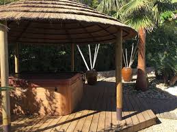 Tiki Hut Exotique Amenagement De Terrasse Et Jacuzzi Tiki Hut Paillote Amenager Petit Jardin
