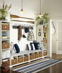 Une Grande Entree Parfaitement Bien Amenager Avec Un Meuble De Rangement Idees De Meubles Deco Entree Maison Deco Maison