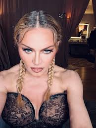 MADONNA to prehnala: Na koncerte ukázala UMELÝ ZADOK!