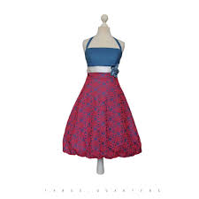 Es hat ein gesticktes muster und sieht elegant aus. Spitzenkleid Ballonkleid Blau Fuchsia Pink