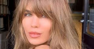 Fryzury z grzywką w stylu lat 70. To właśnie do nich będzie należał 2021  rok!