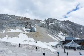 Unten links sind zwei wanderer zu sehen blick zurück auf das zugspitzplatt aus der seilbahn zum gipfel weiter auf den zugspitzgipfel kommt man dann in wenigen minuten mit der seilbahn. Auf Die Zugspitze Das Zugspitzplatt Und Der Zugspitzgipfel Auf Den Berg De