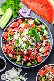 In einem kleinen messbecher oder einer kleinen schüssel die vinaigrette mischen und mit dem schneebesen vermischen. Wassermelonen Salat Mit Feta Gurke Und Minze Erfrischender Sommersalat Kalorien Geniessen