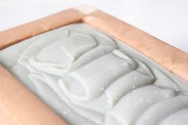 Une Recette De Savon Saponifie A Froid Contre L Acne Aux Huiles Essentielles Purifiantes Et A L Argile Blanche Recettes De Savon Savon Saponifie A Froid Savon