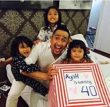 Moms bisa memberikan kacamata baca untuk ayah sebagai hadiah di hari istimewa. Ultah Ke 40 Irfan Hakim Dapat Kado Kerupuk Dari Anak Anaknya Kapanlagi Com