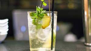 Hugo spritz is a fresh and tasting long drinkideal especially in the summer heat. Ecco La Ricetta Originale Del Cocktail Hugo Con Ingredienti E Dosi Ma Non Chiamatelo Spritz O Si Offende Wine Dharma