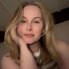 Sara (@saralouise.cm) • Threads, Say more