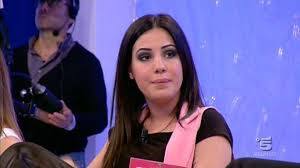 La sua notorietà è legata al programma uomini e donne, dopo il quale ha pubblicato il libro le corna stanno bene su tutto. Terremoto Giulia De Lellis Ex Uomini E Donne Ha Perso La Zia