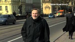 Skončila tam kvůli ilegálnímu přechodu státních hranic, který s ní coby tříletý absolvoval. Neobycejne Zivoty Jiri Stepnicka Ukazka Youtube