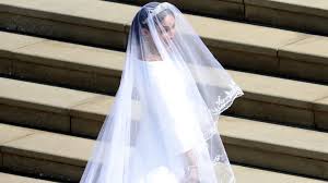 Herzogin meghan hat in ihr hochzeitskleid etwas blaues einnähen lassen. Meghan Markle Und Ihr Brautkleid Das Sagt Die Designerin Dazu Vogue Germany