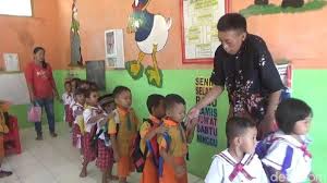Rio lebih rajin ke sekolah. Mengenal Sriyono Difabel Pendiri Sekolah Gratis Di Blora
