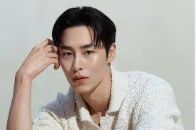 k_drama Alchemy of Souls is a recent kdrama featuring: Lee Jae-wook( Jang  Uk) Jung So-min( Mu-deok) Minhyun( Seo Yul) Shin Seung-ho( Crown Prince) It  has 20 episodes. I recommend you to watch