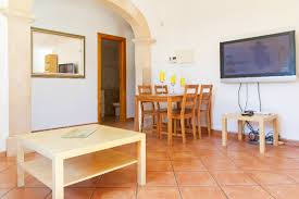Mediterranes wohnzimmer mit weißer wandfarbe, braunem holzboden, kamin, gefliester kaminumrandung, braunem boden, freigelegten dachbalken, gewölbter decke und holzdecke in los angeles. Mediterraner Einrichtungsstil Kreutz Landhaus Magazin
