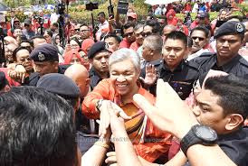 … dalam pertemuan saya dengan dr ahmad zahid beberapa minggu lalu beliau dengan jelas menyatakan hasrat beliau untuk menyatukan semua pemimpin umno. Zahid Hamidi Faces 45 Charges Of Cbt Bribery Money Laundering