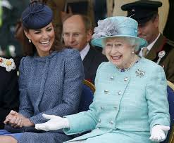 Přihlížela z buckinghamského paláce rozpadu britské koloniální říše i vstupu své země do evropských společenství. Britske Kralovne Alzbete Ii Je 90 Let U Poddanych Se Stale Tesi Velke Oblibe Radiozurnal