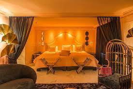 Check Deze Extravagante Emperor Suite Met Xxl Jacuzzi Het Is De Grootste Glamoursuite Van Het Hotel 75 M Met Wie Zou Jij Hi Stunning Hotels Home Home Decor