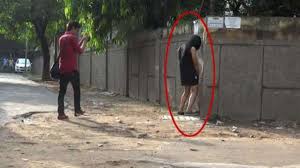 Watch Video: A woman caught peeing on streets | IndiaTV News | Mouthful  News – India TV