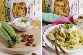 Nel frattempo, tostate per un paio di minuti in una padella antiaderente le mandorle sgusciate, per donare quell'aroma particolare al pesto, in un mixer versate l'altra parte delle foglie di basilico fresco, unite un filo di olio extravergine di oliva, i pinoli e il parmigiano grattugiato. Pennoni Al Pesto Di Zucchine E Mandorle Con Fiocchi Di Latte Light