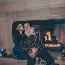 Ariana grande is now engaged to her new boyfriend, real estate tycoon dalton gomez. Olk7ujzt7w9p1m