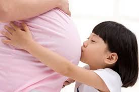 Giờ đây, em bé sơ sinh phải nhanh chóng thích nghi với điều kiện sống mới, hoàn toàn khác với môi trường trong bụng mẹ. Tá»« Ngay 10 3 Sinh 2 Con Má»™t Bá» Ä'Æ°á»£c Miá»…n Giáº£m Há»c Phi