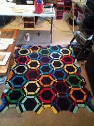 Amish Wedding Ring Quilt Cannot Find Any Information About This Quilt Or Pattern But It S Very S Circle Quilts English Paper Piecing Quilts Wedding Ring Quilt