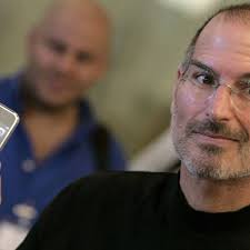 La dramática y jamás contada historia de lo que ocurrió en Apple tras la  muerte de Steve Jobs y el relevo de Tim Cook y Jony Ive, en un nuevo libro