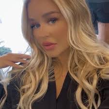 Liz Calo's Instagram, Twitter & Facebook