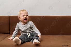 Bis ihr baby sitzen kann, durchläuft es folgende entwicklungsschritte: Baby Sitzt Auf Der Couch Und Weint Kleinkind Unglucklich Foto Vorratig Crushpixel