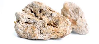 Su origen no es muy glamuroso, y cuando está fresco es de color negro, consistencia blanda y emana un olor fecal y nauseabundo. El Vomito De Ballena Podria Valer 434 Y Dejar A Los Pescadores Millonarios