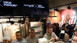 Ben war der erste, der einen frischen döner aus den. Lukas Podolski Opens Doner Kebab Restaurant In Home City Of Cologne News Dw 07 01 2018
