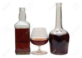 Durch die destillation hergestellt wurden. Flasche Mit Branntwein Und Cognac Auf Weissem Hintergrund Lizenzfreie Fotos Bilder Und Stock Fotografie Image 75612182