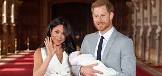 Los duques posaron emocionados con el recién nacido en brazos de su padre y envuelto en una manta. Todas Las Fotos Del Bebe De Meghan Markle Y El Principe Harry Revista Caras