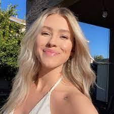 Monique Larsen's Instagram, Twitter & Facebook