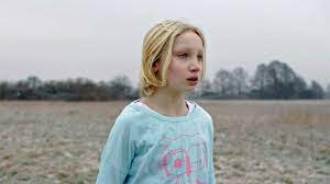 In einem moment wirkt sie wie ein reflektiertes kind, vernünftig und überlegt, im nächsten ist sie ausfallend und aggressiv, tatsächlich unberechenbar und gefährlich. Systemsprenger Psychiatrienetz