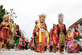 Model baju batik kombinasi untuk pria, wanita, dan couple. Pawai Budaya Meriahkan Hari Jadi Kota Takengon Antara News